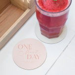 En dag till Bröllop-repetition av  Rosa Underlägg Papper Rund<br><div class="desc">Den minimalistiska bröllop-repetitionsmiddagen underlägg typografiktexten som säger "en dag till". Bakgrunden är  rosa.</div>