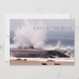 En dag vid stranden i stranden kring havet Stänk Spara Datumet