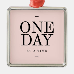 En dagars Perseverktyget  Rosa Gift Julgransprydnad Metall