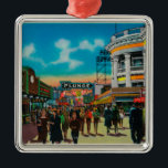 En dagstidningplats på Piken, Long Beach Julgransprydnad Metall<br><div class="desc">En dagstidningplats på Piken,  Long Beach - Long Beach,  CA skapades i 1940. Detta avbildar visar platser från Long Beach,  CA.</div>