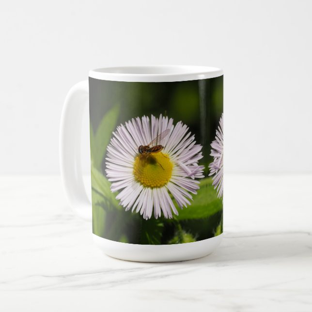 En daisy loppblomma och ett bin kaffemugg (Framsida vänster)