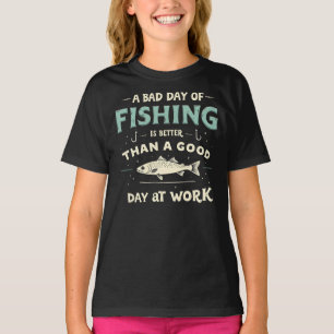 En dålig fiskedag är bättre än en bra på t shirt