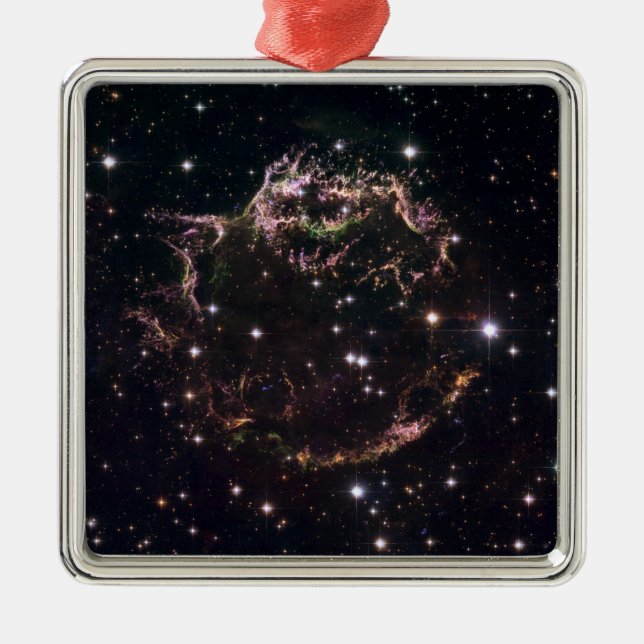 En detaljerad vy på de tatuerade kvarlevorna julgransprydnad metall (Framsidan)