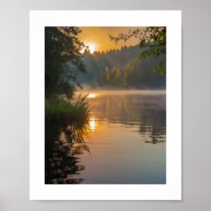 En dimmig morgon på en lugn sjö poster