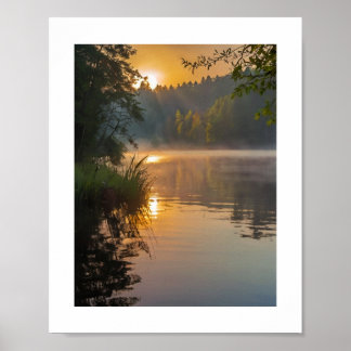 En dimmig morgon på en lugn sjö poster