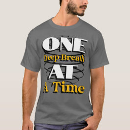 En djup andetag i taget – Mindful-citat för lugn T Shirt