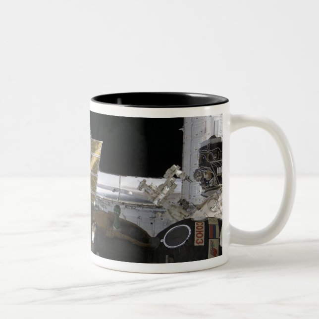 En dockad Soyuz rymdfarkost Två-Tonad Mugg (Höger)
