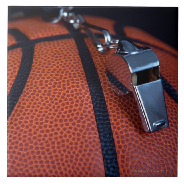 En domare vissling vilar överst av a kakelplatta (Framsidan)