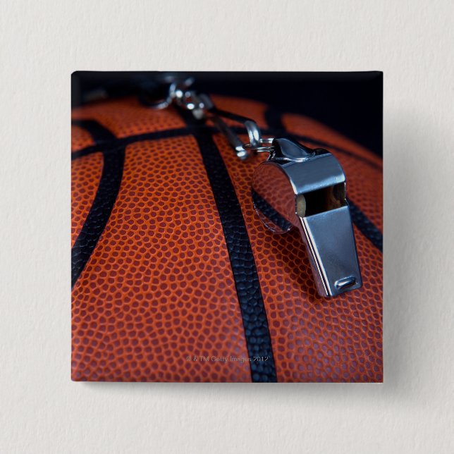 En domares vissling vilar på en knapp (Framsida)