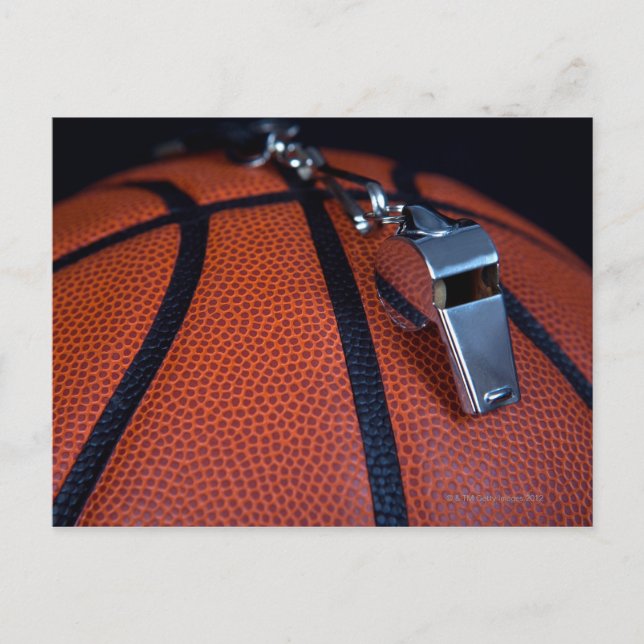 En domares vissling vilar på en vykort (Framsida)