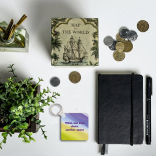 En dörr öppnas som säger kloklavender nyckelring