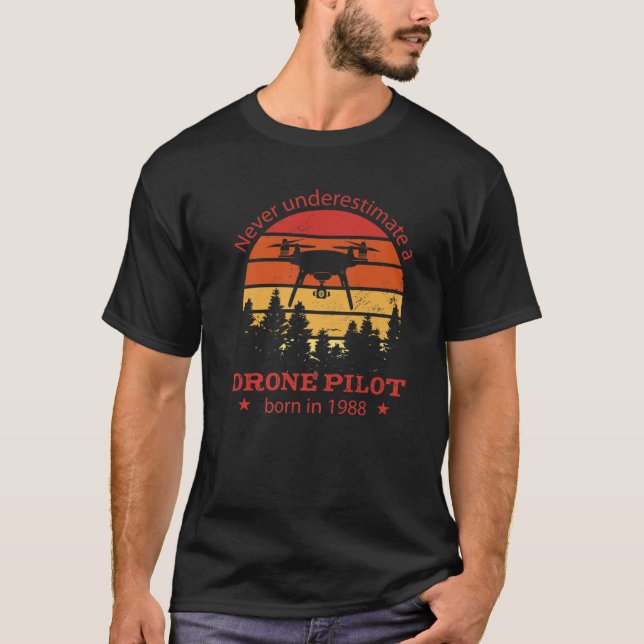 En drottning föddes den 18 april Grattis på födels T Shirt (Framsida)