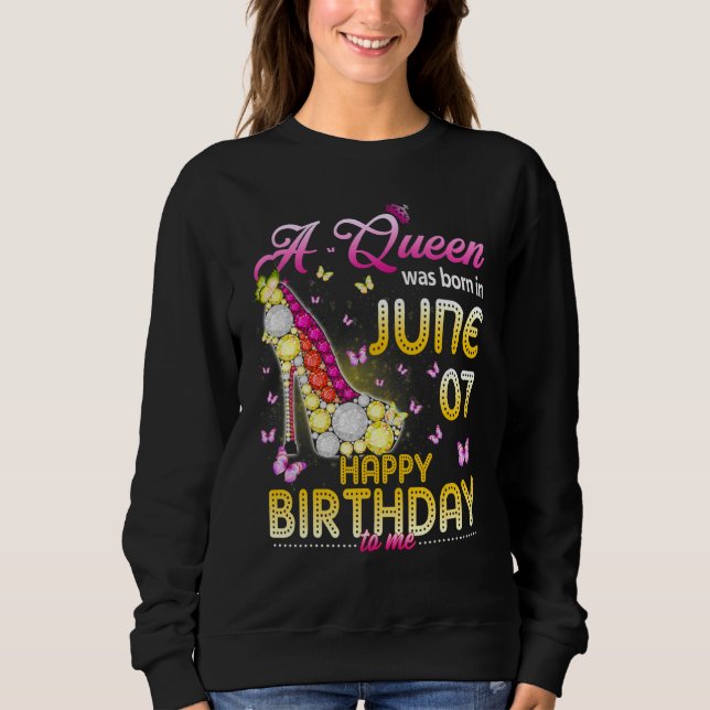 En drottning föddes den 7 juni Grattis på födelsed T Shirt (Framsida)