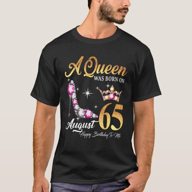 En drottning föddes i augusti 65 Grattis på födels T Shirt (Framsida)