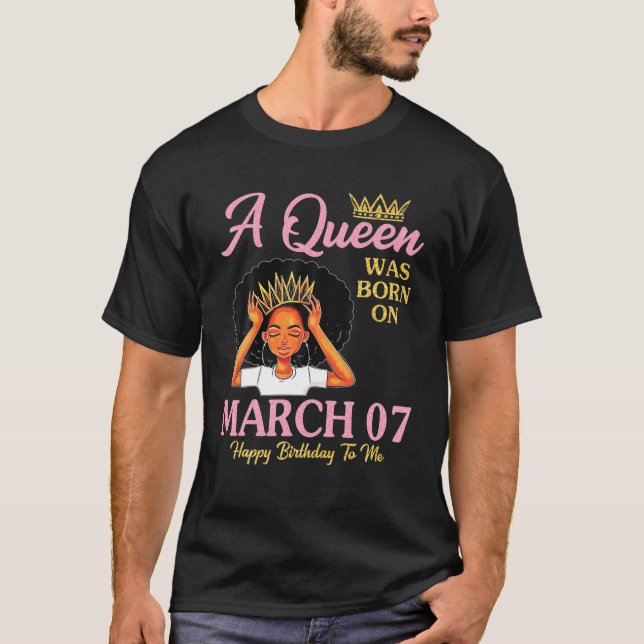 En drottning föddes i mars 07 Grattis på födelseda T Shirt (Framsida)