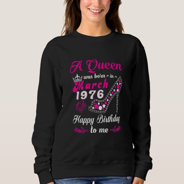 En drottning föddes i mars 1976 Grattis på födelse T Shirt (Framsida)