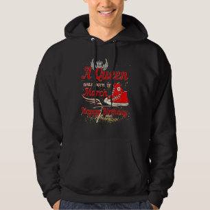 En drottning föddes i mars Grattis på födelsedagen Hoodie
