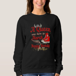 En drottning föddes i mars Grattis på födelsedagen T Shirt