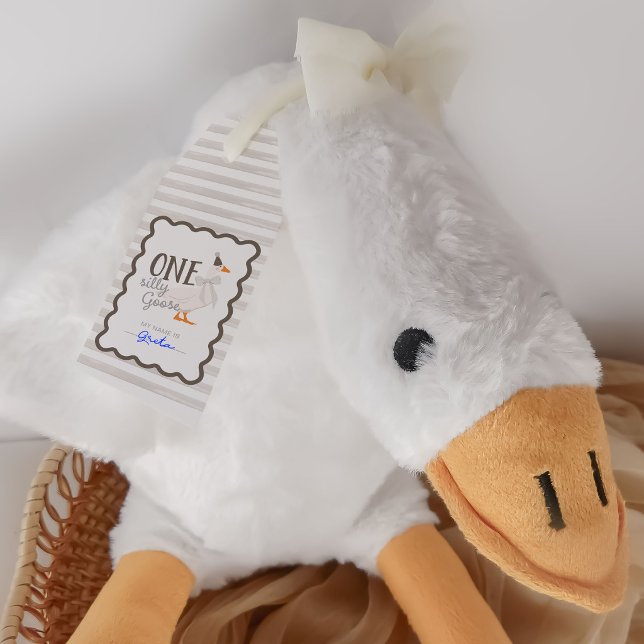 En dum gås 1-års födelsedags adoption knuffa presentetikett (Skapare uppladdad)
