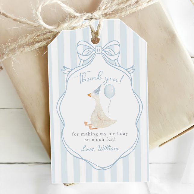 En dum gås blå rosett första födelsedag presentetikett (Skapare uppladdad)