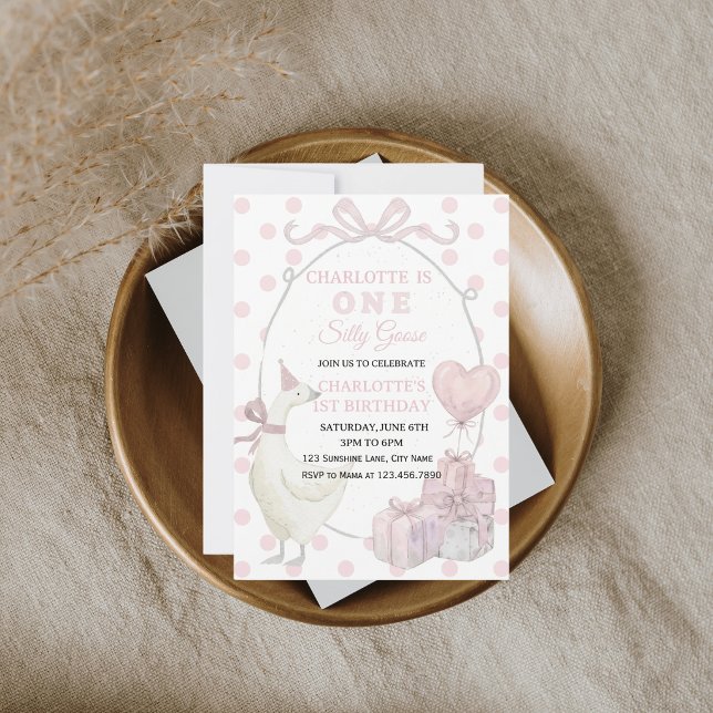 En dum gås rosa ettårs födelsedagsflicka inbjudningar (One Silly Goose is turning ONE! 🦢 Grab this sweet pink invite & party like a flock!)