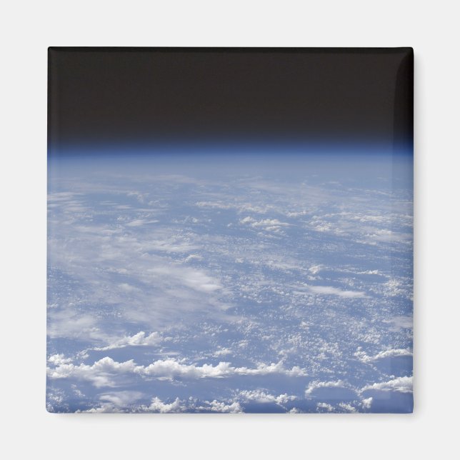 En dunkel horisontell syn på jordens atmosfär magnet (Framsidan)