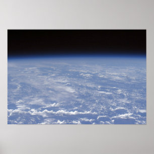En dunkel horisontell syn på jordens atmosfär poster