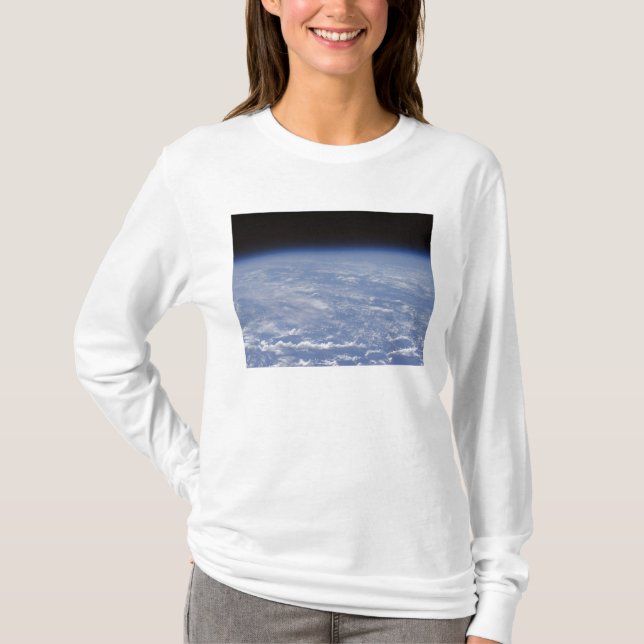 En dunkel horisontell syn på jordens atmosfär t-shirt (Framsida)