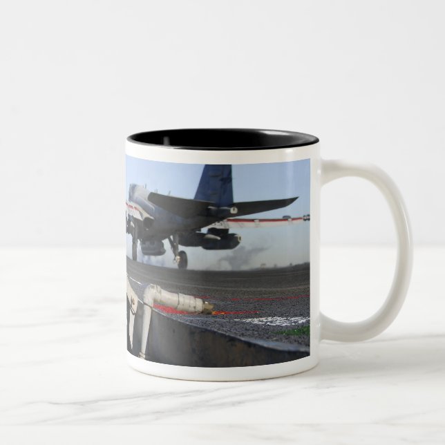 En EA-6B-påskjutare startar från cockpit Två-Tonad Mugg (Höger)