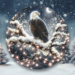 En Eagle-slinga vid en Gren-jul full med Snö Runt Klistermärke<br><div class="desc">En örn sitta på ett snövilt gren i en fullt i träd där söt vrider runt vit julklapp ljus.</div>