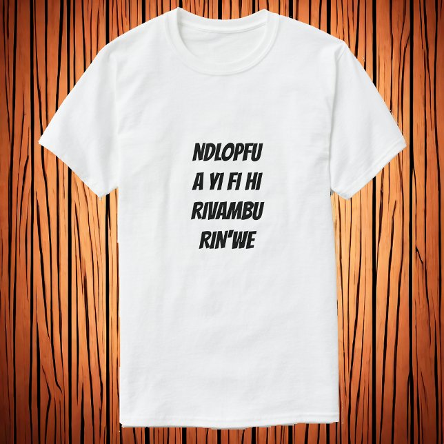 En elefant dör inte av ett (brutet) revben t shirt (Skapare uppladdad)