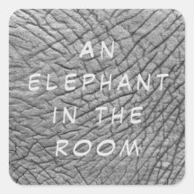 En elefant i rumsfoto med vit text