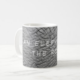 En elefant i rumsfoto med vit text kaffemugg