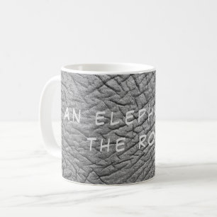 En elefant i rumsfoto med vit text kaffemugg