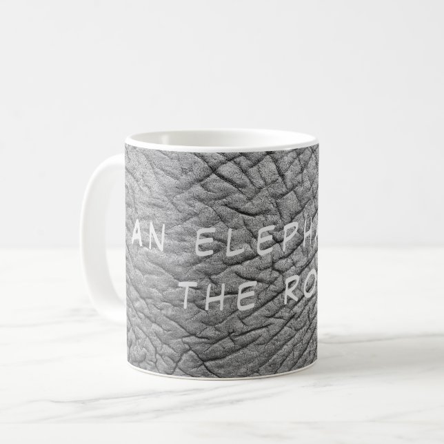 En elefant i rumsfoto med vit text kaffemugg (Framsida vänster)