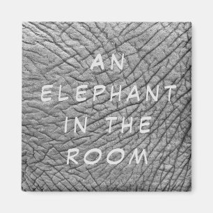 En elefant i rumsfoto med vit text magnet
