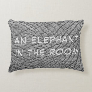 En elefant i rumsfoto med vit text prydnadskudde