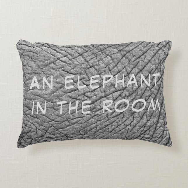 En elefant i rumsfoto med vit text prydnadskudde (Framsidan)