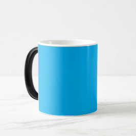 En enfärgad klarblå bakgrund magisk mugg