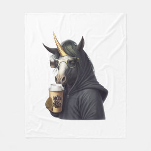 En enhörning med en hodie dricker kaffe. fleecefilt