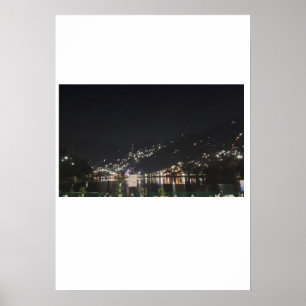 En enorm utsikt över ljus på en topp. poster