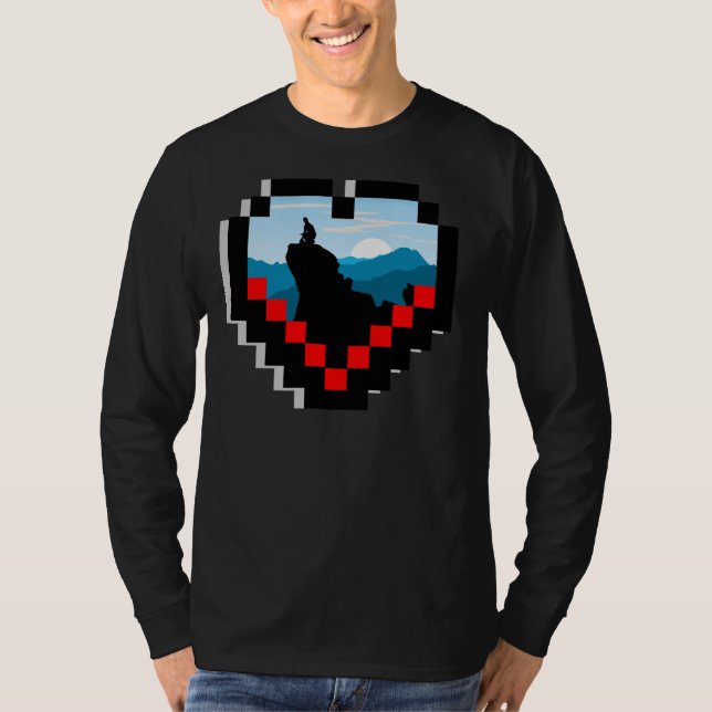 En ensam figur som sitter på en bergstopp vid solu t shirt (Framsida)
