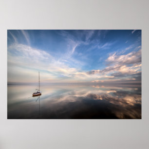 En ensam segelbåt på Lugnen Vatten i Salton Poster