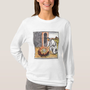 En europé som är förlovad i danande en reliquar t-shirt
