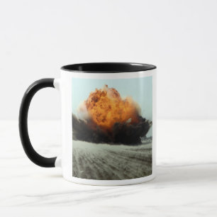 En explosion får utbrott mugg