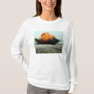 En explosion får utbrott tee