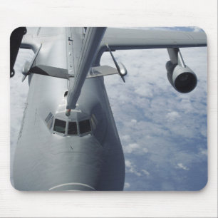 En Extender KC-10 förbereder sig att tanka A. c. Musmatta