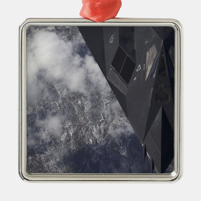 En F-117A Nighthawk flyger högt över berget Julgransprydnad Metall (Framsidan)