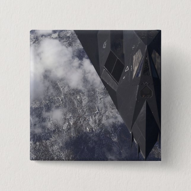 En F-117A Nighthawk flyger högt över berget Knapp (Framsida)