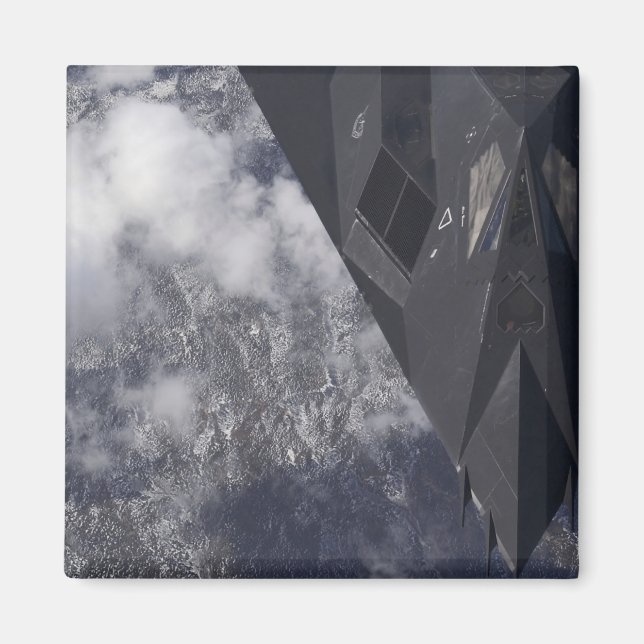 En F-117A Nighthawk flyger högt över berget Magnet (Framsidan)